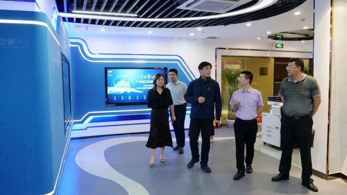 大慶市龍鳳區(qū)區(qū)長(zhǎng)李偉峰一行到訪臣通